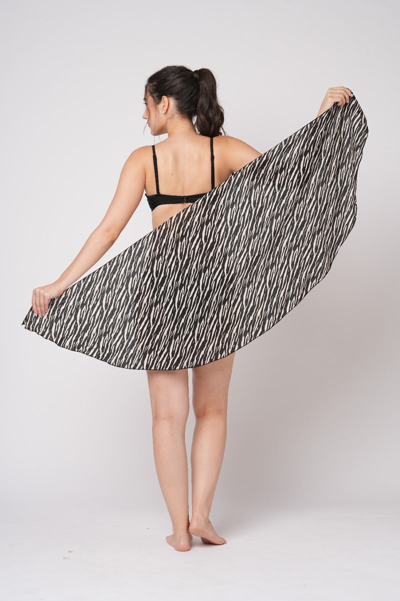 Monochrome Pareo